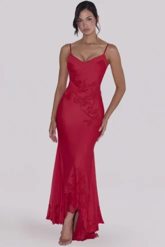 Anastelle – Rotes, handbesticktes Satin-Maxikleid – Limitierte Edition
