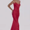 Anastelle – Rotes, handbesticktes Satin-Maxikleid – Limitierte Edition Anastelle – Rotes, handbesticktes Satin-Maxikleid – Limitierte Edition