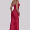 Anastelle – Rotes, handbesticktes Satin-Maxikleid – Limitierte Edition Anastelle – Rotes, handbesticktes Satin-Maxikleid – Limitierte Edition