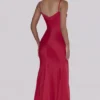 Anastelle – Rotes, handbesticktes Satin-Maxikleid – Limitierte Edition Anastelle – Rotes, handbesticktes Satin-Maxikleid – Limitierte Edition