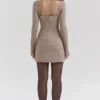 Angelie Brown Minikleid mit Puppytooth-Karomuster und tiefem Ausschnitt Angelie Brown Minikleid mit Puppytooth-Karomuster und tiefem Ausschnitt