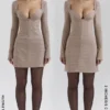 Angelie Brown Minikleid mit Puppytooth-Karomuster und tiefem Ausschnitt Angelie Brown Minikleid mit Puppytooth-Karomuster und tiefem Ausschnitt