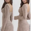 Angelie Brown Minikleid mit Puppytooth-Karomuster und tiefem Ausschnitt Angelie Brown Minikleid mit Puppytooth-Karomuster und tiefem Ausschnitt