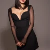 Angelie – Schwarzes Stretch-Crêpe-Minikleid mit tiefem Ausschnitt Angelie – Schwarzes Stretch-Crêpe-Minikleid mit tiefem Ausschnitt