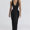 Angeline Schwarzes Satin-Maxikleid in Sanduhrform – Limited Edition Angeline Schwarzes Satin-Maxikleid in Sanduhrform – Limited Edition