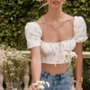 Arianna – Elfenbeinfarbenes, kurzes Oberteil mit Puffärmeln und Blumenmuster Arianna – Elfenbeinfarbenes, kurzes Oberteil mit Puffärmeln und Blumenmuster