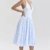Arietta Midi-Kleid mit Halter-Ausschnitt aus Jacquard mit Bluebell-Blumenmuster Arietta Midi-Kleid mit Halter-Ausschnitt aus Jacquard mit Bluebell-Blumenmuster