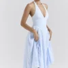 Arietta Midi-Kleid mit Halter-Ausschnitt aus Jacquard mit Bluebell-Blumenmuster Arietta Midi-Kleid mit Halter-Ausschnitt aus Jacquard mit Bluebell-Blumenmuster