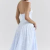 Arietta Midi-Kleid mit Halter-Ausschnitt aus Jacquard mit Bluebell-Blumenmuster Arietta Midi-Kleid mit Halter-Ausschnitt aus Jacquard mit Bluebell-Blumenmuster