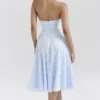 Arietta Midi-Kleid mit Halter-Ausschnitt aus Jacquard mit Bluebell-Blumenmuster Arietta Midi-Kleid mit Halter-Ausschnitt aus Jacquard mit Bluebell-Blumenmuster