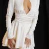 Aryana Elfenbeinfarbenes Minikleid mit Schleife Aryana Elfenbeinfarbenes Minikleid mit Schleife