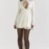 Aryana Elfenbeinfarbenes Minikleid mit Schleife Aryana Elfenbeinfarbenes Minikleid mit Schleife