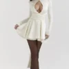 Aryana Elfenbeinfarbenes Minikleid mit Schleife Aryana Elfenbeinfarbenes Minikleid mit Schleife