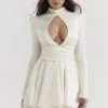 Aryana Elfenbeinfarbenes Minikleid mit Schleife Aryana Elfenbeinfarbenes Minikleid mit Schleife