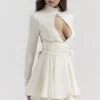 Aryana Elfenbeinfarbenes Minikleid mit Schleife Aryana Elfenbeinfarbenes Minikleid mit Schleife
