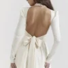 Aryana Elfenbeinfarbenes Minikleid mit Schleife Aryana Elfenbeinfarbenes Minikleid mit Schleife