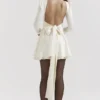 Aryana Elfenbeinfarbenes Minikleid mit Schleife Aryana Elfenbeinfarbenes Minikleid mit Schleife