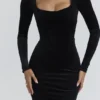 Asha Midi-Kleid aus schwarzem Samt Asha Midi-Kleid aus schwarzem Samt