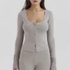 Aspen Grey Kaschmir-Strickjacke mit gerippten Bündchen Aspen Grey Kaschmir-Strickjacke mit gerippten Bündchen