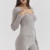 Aspen Grey Kaschmir-Strickjacke mit gerippten Bündchen Aspen Grey Kaschmir-Strickjacke mit gerippten Bündchen