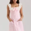 Astra – Rosa Mini-Kleid aus Baumwolle mit Rüschen am Ausschnitt Astra – Rosa Mini-Kleid aus Baumwolle mit Rüschen am Ausschnitt