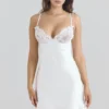 Athenea Elfenbeinfarbenes Minikleid aus Satin im Schrägschnitt Athenea Elfenbeinfarbenes Minikleid aus Satin im Schrägschnitt