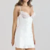 Athenea Elfenbeinfarbenes Minikleid aus Satin im Schrägschnitt Athenea Elfenbeinfarbenes Minikleid aus Satin im Schrägschnitt