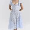 Austen Bluebell Midi-Kleid mit Blumenmuster aus Spitze Austen Bluebell Midi-Kleid mit Blumenmuster aus Spitze