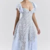 Austen Bluebell Midi-Kleid mit Blumenmuster aus Spitze Austen Bluebell Midi-Kleid mit Blumenmuster aus Spitze