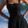 Ava Schwarzes Midi-Kleid aus Baumwolle mit Broderie-Anglaise-Applikationen Ava Schwarzes Midi-Kleid aus Baumwolle mit Broderie-Anglaise-Applikationen