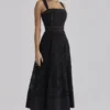 Ava Schwarzes Midi-Kleid aus Baumwolle mit Broderie-Anglaise-Applikationen Ava Schwarzes Midi-Kleid aus Baumwolle mit Broderie-Anglaise-Applikationen