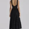 Ava Schwarzes Midi-Kleid aus Baumwolle mit Broderie-Anglaise-Applikationen Ava Schwarzes Midi-Kleid aus Baumwolle mit Broderie-Anglaise-Applikationen