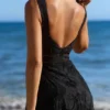 Ava Schwarzes Midi-Kleid aus Baumwolle mit Broderie-Anglaise-Applikationen Ava Schwarzes Midi-Kleid aus Baumwolle mit Broderie-Anglaise-Applikationen