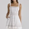 Ava Weißes, maßgefertigtes Sommerkleid aus Baumwolle mit Broderie Anglaise-Spitze