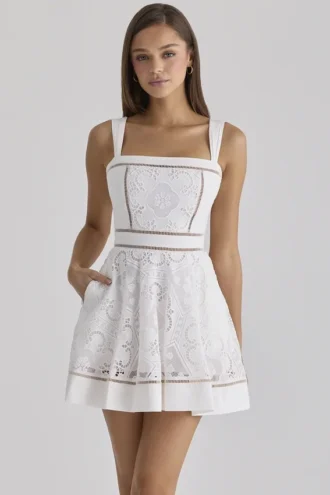 Ava Weißes, maßgefertigtes Sommerkleid aus Baumwolle mit Broderie Anglaise-Spitze