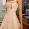 Ava Weißes, maßgefertigtes Sommerkleid aus Baumwolle mit Broderie Anglaise-Spitze