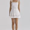 Ava Weißes, maßgefertigtes Sommerkleid aus Baumwolle mit Broderie Anglaise-Spitze
