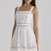 Ava Weißes, maßgefertigtes Sommerkleid aus Baumwolle mit Broderie Anglaise-Spitze