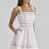 Ava Weißes, maßgefertigtes Sommerkleid aus Baumwolle mit Broderie Anglaise-Spitze
