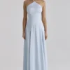 Avelina Blaues Satin-Maxikleid mit Neckholder und Godets Avelina Blaues Satin-Maxikleid mit Neckholder und Godets