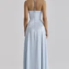 Avelina Blaues Satin-Maxikleid mit Neckholder und Godets Avelina Blaues Satin-Maxikleid mit Neckholder und Godets
