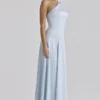 Avelina Blaues Satin-Maxikleid mit Neckholder und Godets Avelina Blaues Satin-Maxikleid mit Neckholder und Godets