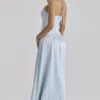 Avelina Blaues Satin-Maxikleid mit Neckholder und Godets Avelina Blaues Satin-Maxikleid mit Neckholder und Godets