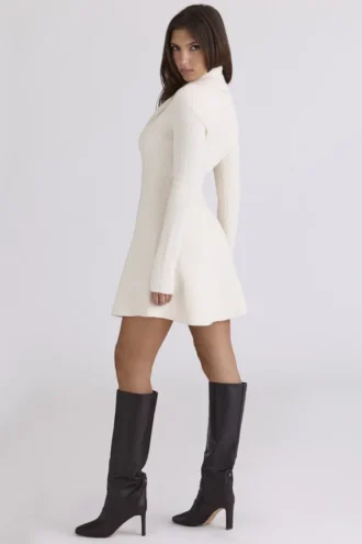 Ayla Cremefarbenes asymmetrisches Skater-Minikleid