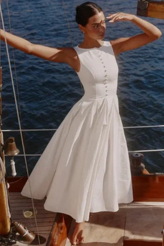 Azalina Weißes Maxikleid aus Baumwolle mit U-Boot-Ausschnitt und Knopfleiste