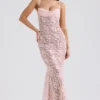 Azzurra – Rosafarbenes Godet-Abendkleid aus Spitze Azzurra – Rosafarbenes Godet-Abendkleid aus Spitze