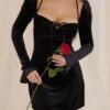 Babydoll-Mini-Kleid aus schwarzem Samt mit Neckholder Babydoll-Mini-Kleid aus schwarzem Samt mit Neckholder