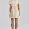 Bambi Ivory Satin + Broderie Anglaise Spitze Regency Babydoll Minikleid Bambi Ivory Satin + Broderie Anglaise Spitze Regency Babydoll Minikleid