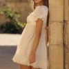 Bambi Ivory Satin + Broderie Anglaise Spitze Regency Babydoll Minikleid Bambi Ivory Satin + Broderie Anglaise Spitze Regency Babydoll Minikleid