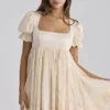 Bambi Ivory Satin + Broderie Anglaise Spitze Regency Babydoll Minikleid Bambi Ivory Satin + Broderie Anglaise Spitze Regency Babydoll Minikleid